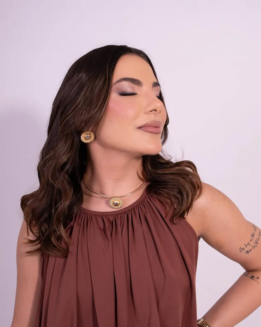 Mulher de olhos fechados com pele iluminada e expressão serena