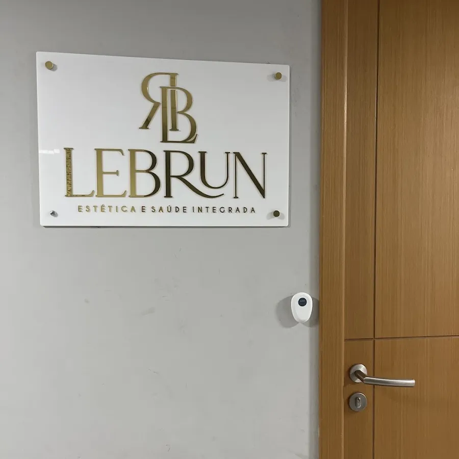 Placa dourada da LeBrun Estética e Saúde Integrada na porta da clínica